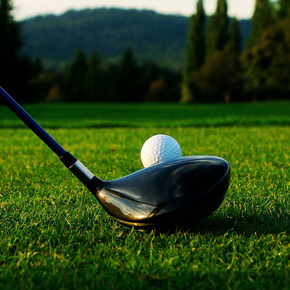 A golfer using the Arccos Caddie Smart Grip with a Ping G425 Max Driver